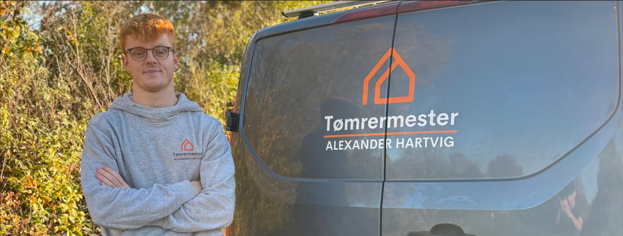 Tømrermester Alexander Hartvig ved sin firmabil i Roskilde