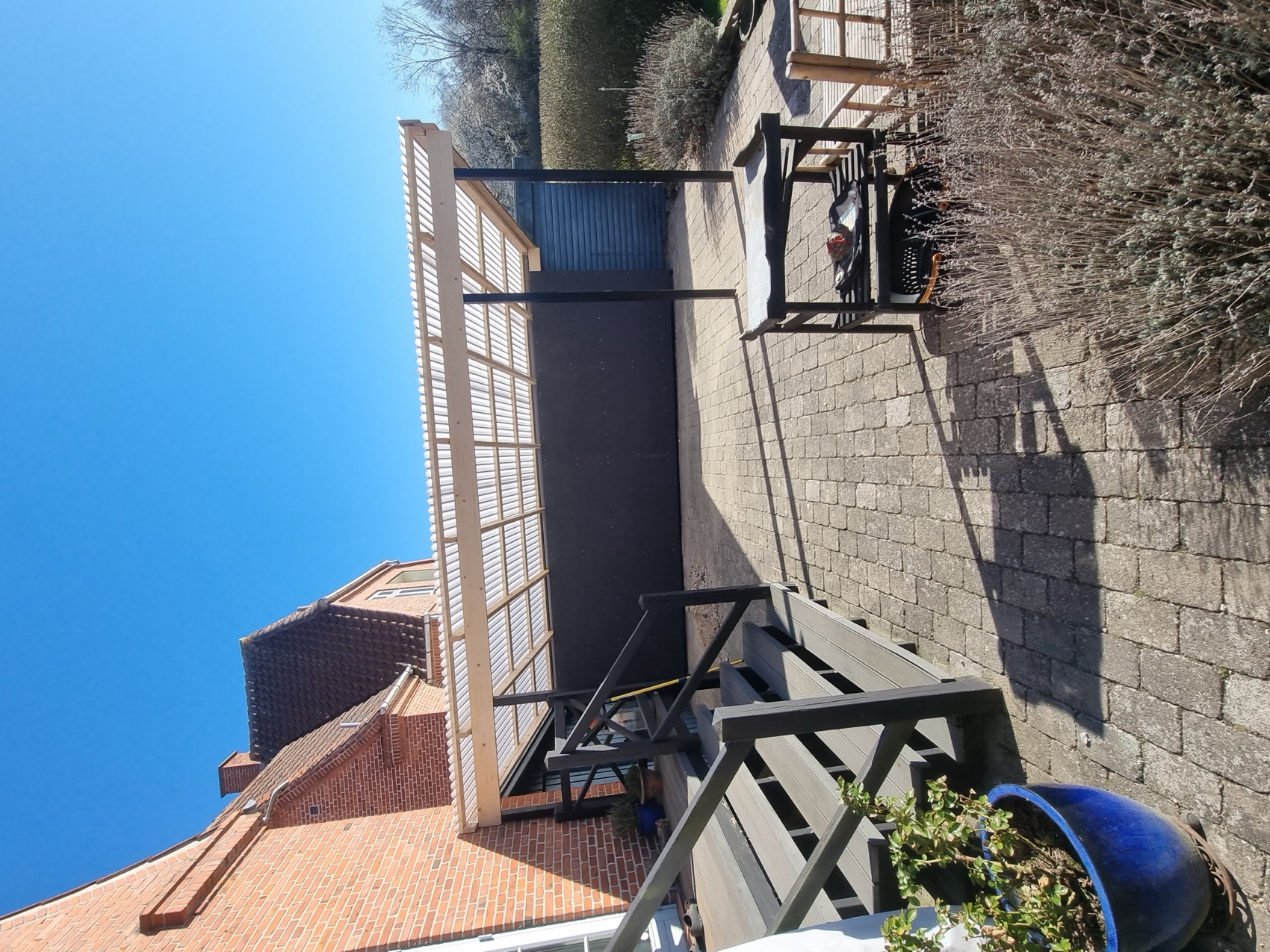 Færdig terrasse med udemøbler