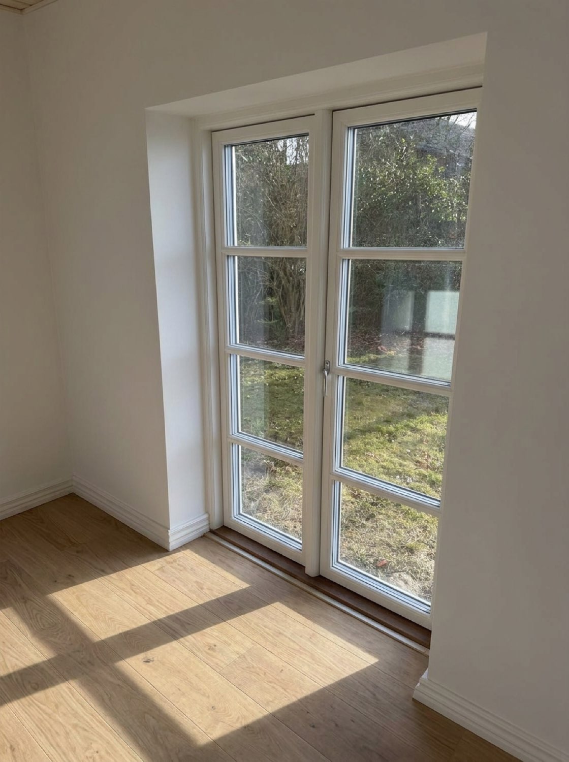 Nyt hvidt vindue monteret i en lys bolig i Roskilde